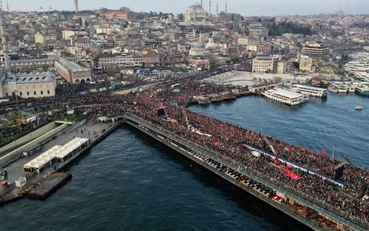 Onbinler Galata Köprüsünde İsrail Zulmünü Lanetledi