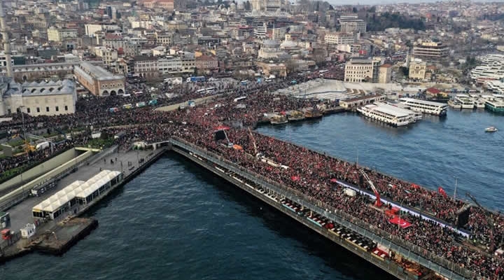 Onbinler Galata Köprüsünde İsrail Zulmünü Lanetledi