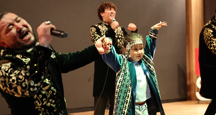 Kazak Müzik Grubu, Yeni Albümünün Lansmanını Bağcılar'da Yaptı